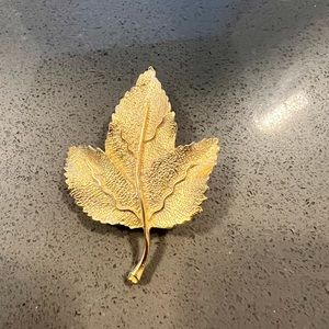 Vintage Gold Tone Metal Texture Leaf Brooch Pin Costume Jewelry Scarf Pi